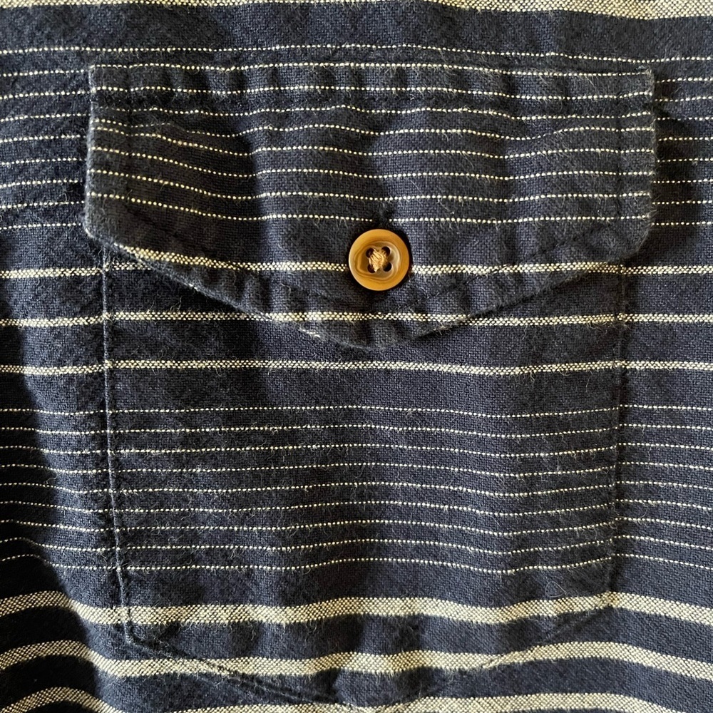 American Eagle Button Down • size M - Picture 3 of 4
